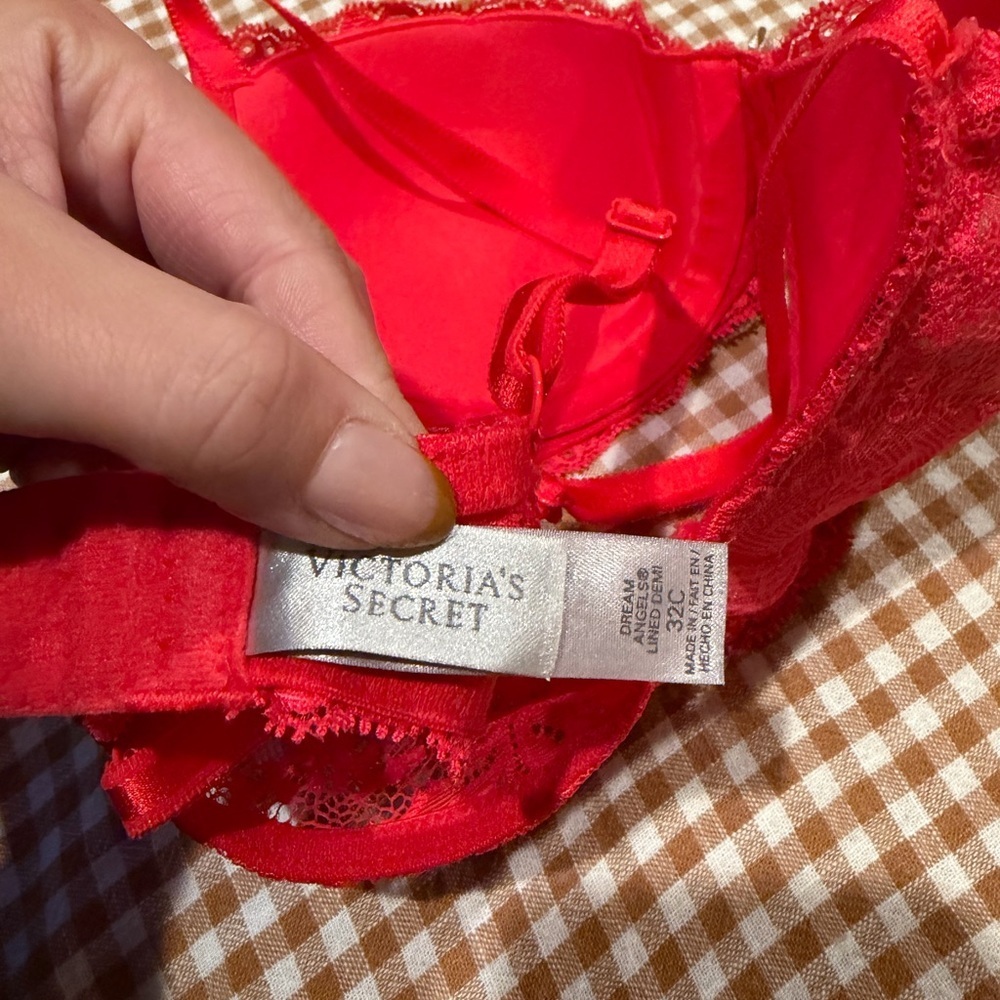 Victoria’s Secret Red Lace Bra with Underwire and Gold Bow - Picture 4 of 4